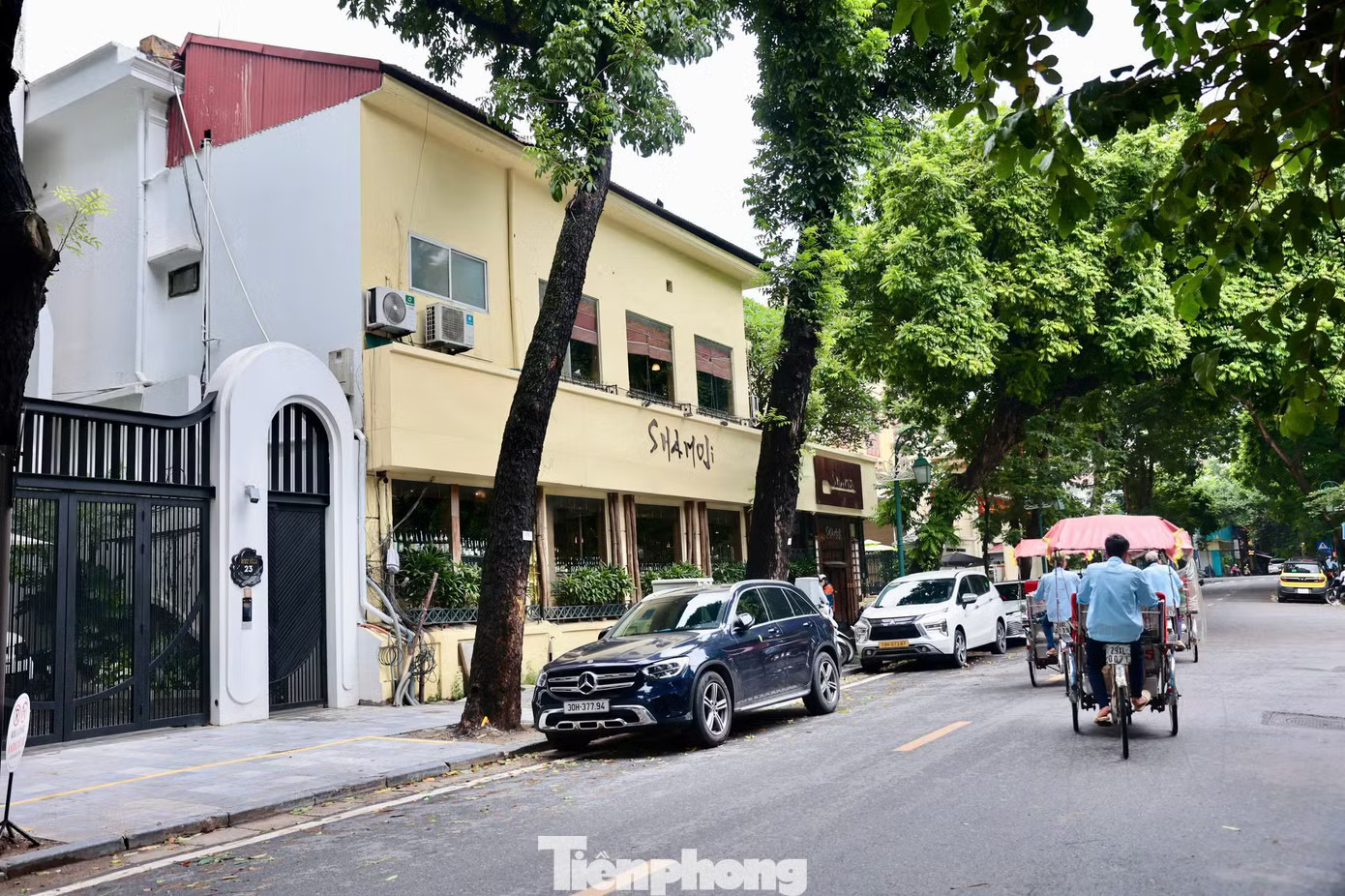 Trao đổi với PV, một nguyên lãnh đạo phường Tràng Tiền (cũ) cho biết, ngôi nhà này trước đây thuộc đất sở hữu của Bộ Văn hóa, Thể thao và Du lịch, sau đó ngôi nhà được bán theo Nghị định 61 của Chính phủ (Nghị định của Chính phủ năm 1994 về mua bán và kinh doanh nhà ở). Sau khi có giấy chứng nhận quyền sử dụng đất thì được cấp phép xây dựng đầy đủ. Cận cảnh biệt thự có 80m2 lấn chiếm đất Bảo tàng Lịch sử quốc gia nhưng vẫn được cấp sổ đỏ - Ảnh 4.