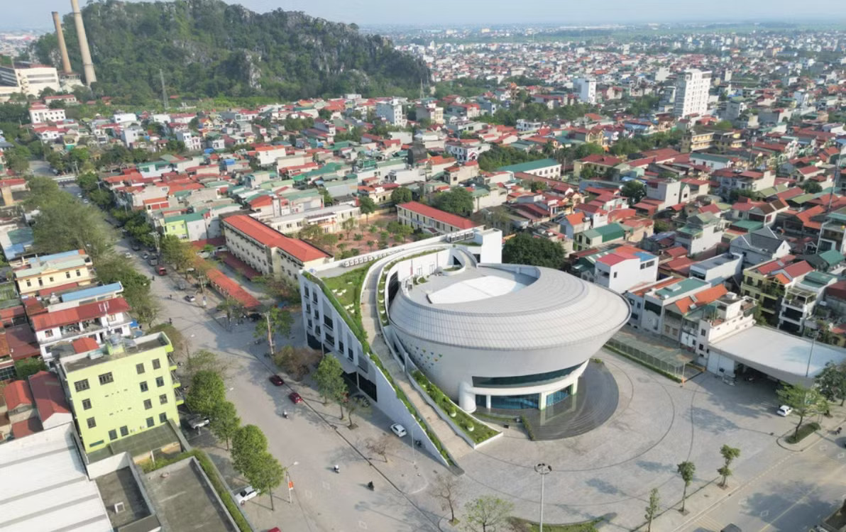 Một góc Ninh Bình nhìn từ trên cao. Ninh Bình duyệt dự án tuyến đường hơn 7.100 tỷ đồng - Ảnh 1.