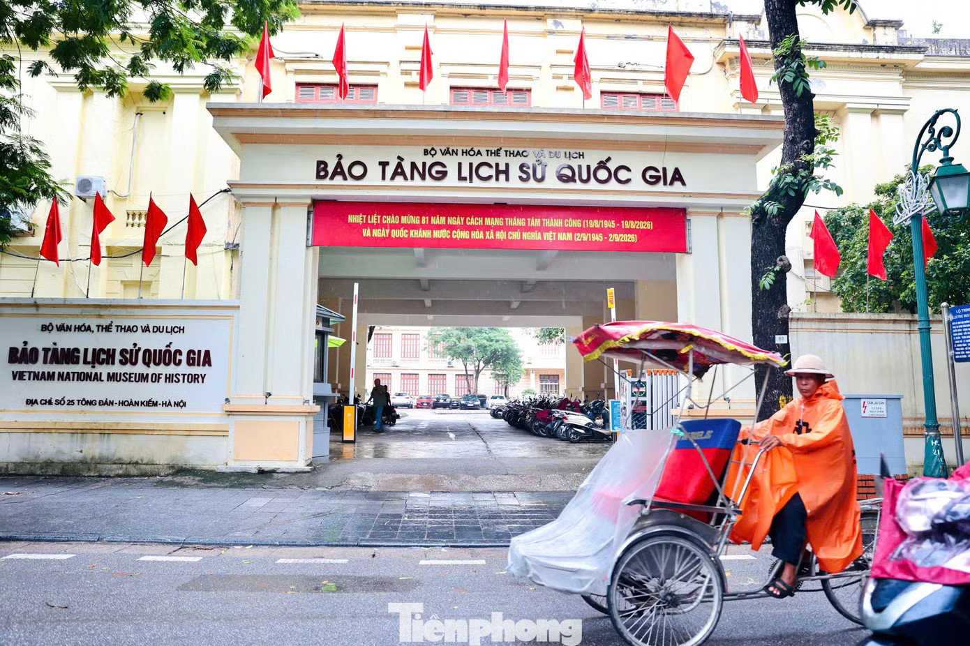 Phó Tổng Thanh tra Chính phủ Lê Sỹ Bảy vừa ký ban hành thông báo Kết luận thanh tra chuyên đề cơ sở nhà đất dôi dư sau sắp xếp tại Bộ Văn hóa, Thể thao và Du lịch. Đáng chú ý, thanh tra làm rõ thông tin cơ sở nhà, đất số 23 Tông Đản, phường Hoàn Kiếm, Hà Nội (trước đây thuộc phường Tràng Tiền, quận Hoàn Kiếm) do Bảo tàng Lịch sử quốc gia quản lý, sử dụng bị cá nhân lấn chiếm khoảng 80m2 đất. Cận cảnh biệt thự có 80m2 lấn chiếm đất Bảo tàng Lịch sử quốc gia nhưng vẫn được cấp sổ đỏ - Ảnh 1.