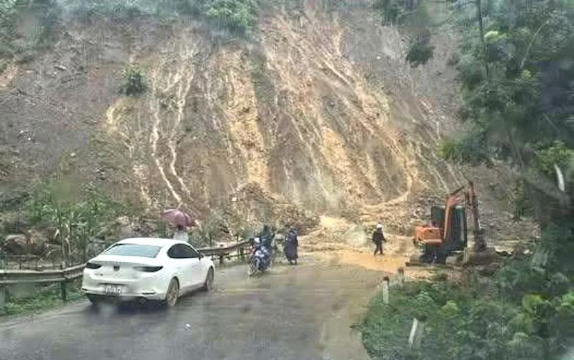 Trên tuyến quốc lộ 16 sạt lở nhiều điểm khiến giao thông bị ách tắc, chia cắt. Quốc lộ 16 sạt lở nhiều điểm, ô tô đang di chuyển bị mắc kẹt - Ảnh 1.