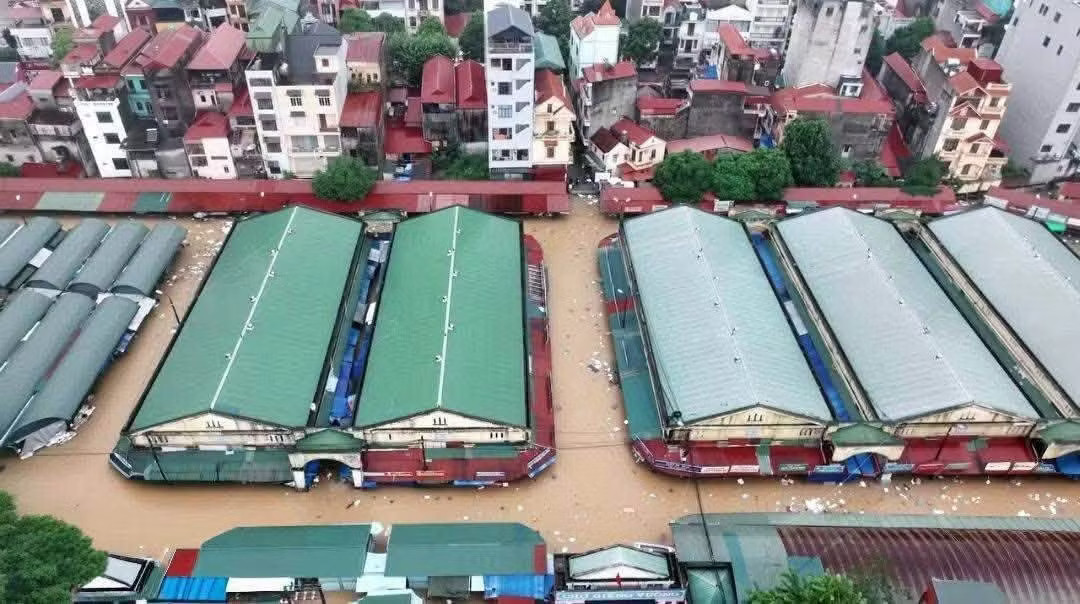 Mưa ngập nặng tại trung tâm Lạng Sơn. Lạng Sơn lũ dâng cao, 2.600 hộ dân phải sơ tán - Ảnh 1.