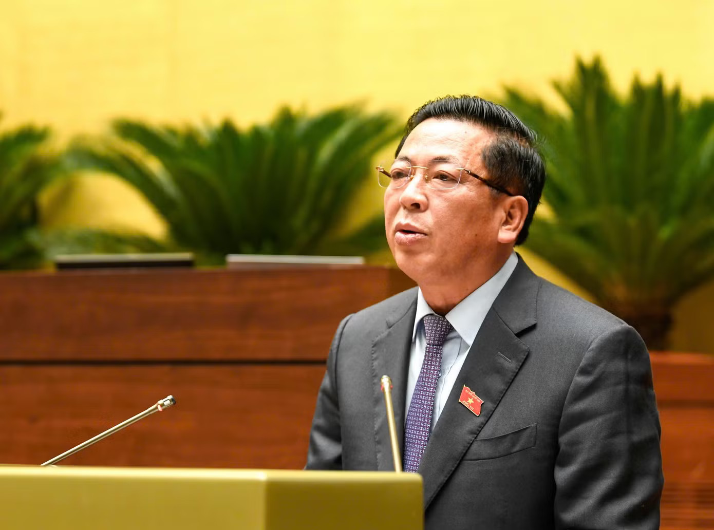 Bộ trưởng Xây dựng Trần Hồng Minh báo cáo tiếp thu, giải trình. (Ảnh: Như Y) ‘Chốt’ đường Vành đai 5 - Vùng Thủ đô dài 349 km, tổng vốn hơn 288 nghìn tỷ đồng - Ảnh 2.