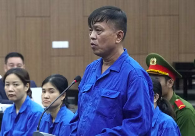 Cựu Thứ trưởng Nguyễn Bá Hoan tại tòa. Cựu Thứ trưởng Nguyễn Bá Hoan bị tuyên phạt 12 năm tù - Ảnh 1.