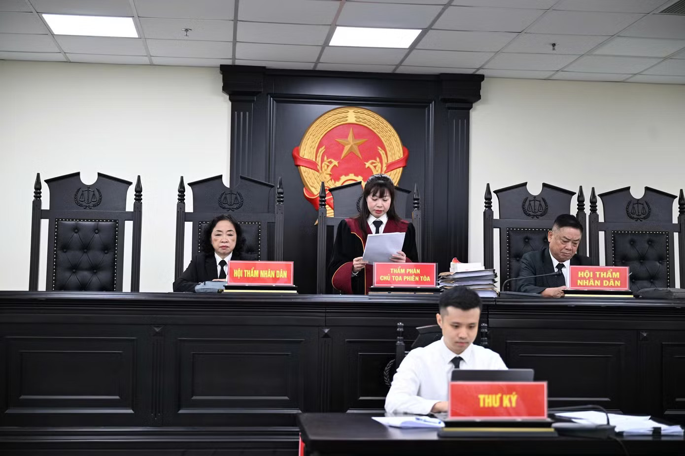 Hội đồng xét xử tuyên án bị cáo. Cựu hiệu trưởng 'ăn chặn' tiền hỗ trợ A80 của gần 1.000 sinh viên bị tuyên án 3 năm tù - Ảnh 2.