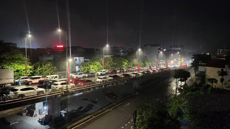 Thái Nguyên: Nước sông Cầu vượt báo động 2, người dân đưa ô tô lên cầu tránh ngập trong đêm - Ảnh 1.