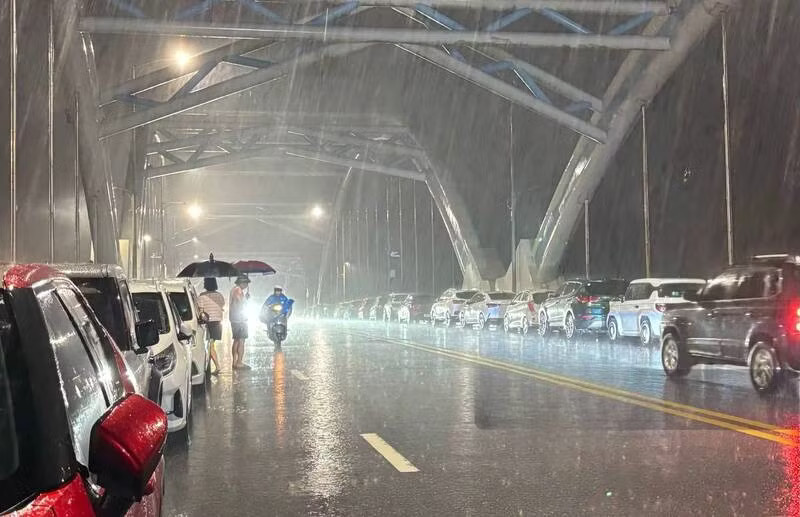 Thái Nguyên: Nước sông Cầu vượt báo động 2, người dân đưa ô tô lên cầu tránh ngập trong đêm - Ảnh 2.