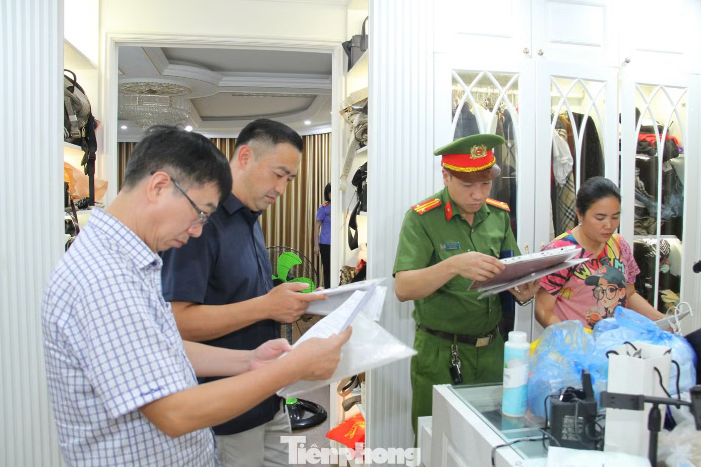 Công an khám xét nơi ở, trụ sở Công ty Cổ phần Tập đoàn Sa PaTV. Ảnh: CACC Hải Sa Pa bỏ 30 tỷ đồng nhập thịt trâu đông lạnh Ấn Độ rồi 'phù phép' thành đặc sản Tây Bắc - Ảnh 4.