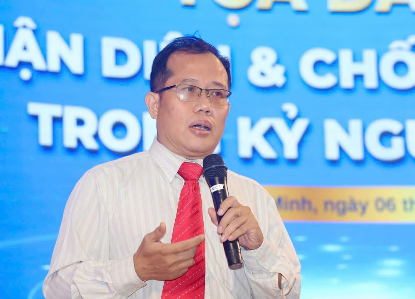Chuyên gia an ninh mạng Võ Đỗ Thắng cho rằng không thể chỉ xử lý cá nhân đứng trước ống kính mà phải tác động đến toàn bộ hệ sinh thái sản xuất và phát tán nội dung. Từ vụ Huấn Hoa Hồng, Phú Lê: Ai đang tiếp tay cho content độc hại? - Ảnh 6.