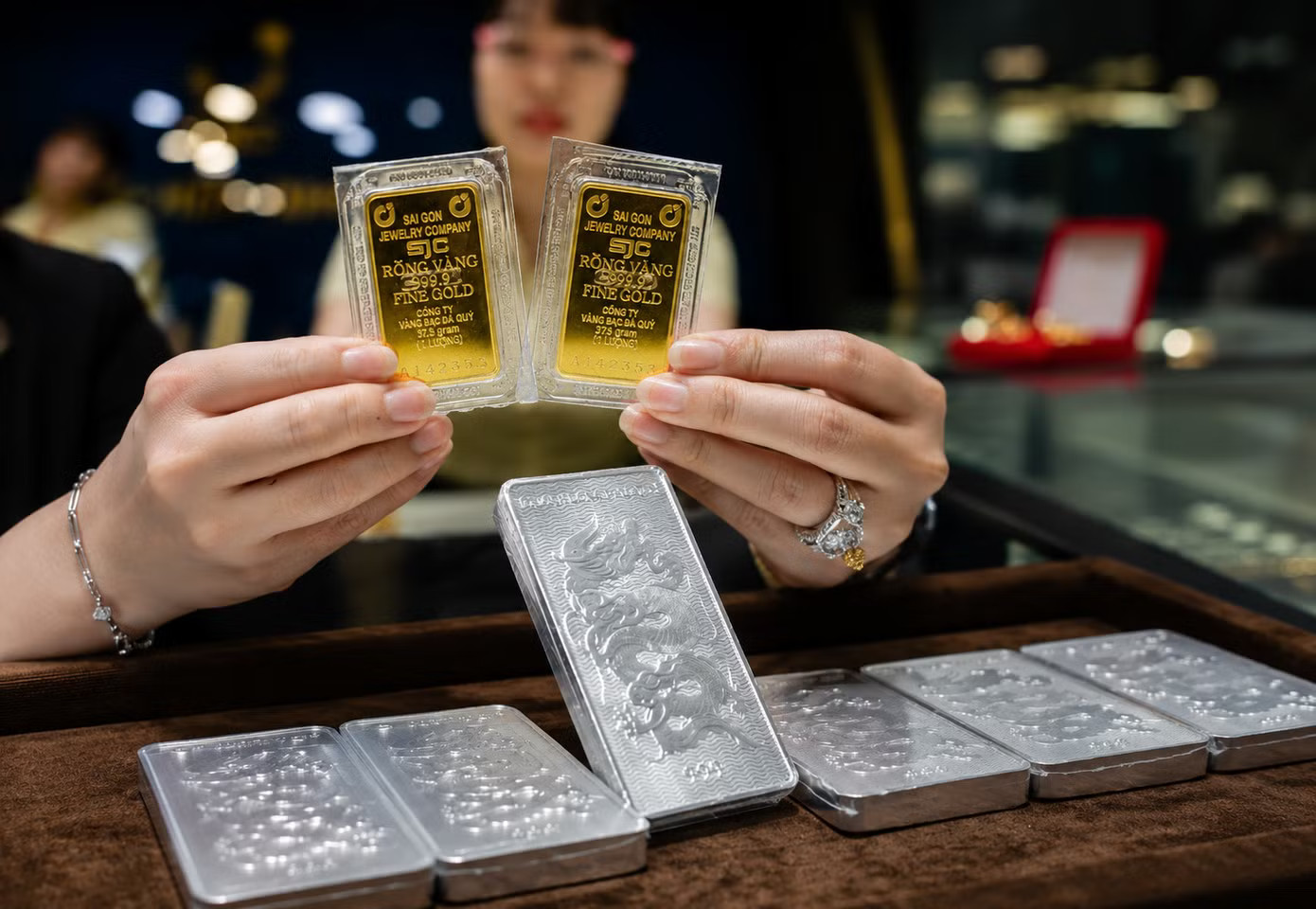 Giá vàng bạc trong nước tăng chưa theo kịp thế giới (ảnh: Như Ý). Có nên đầu tư vàng bạc lúc này? - Ảnh 1.