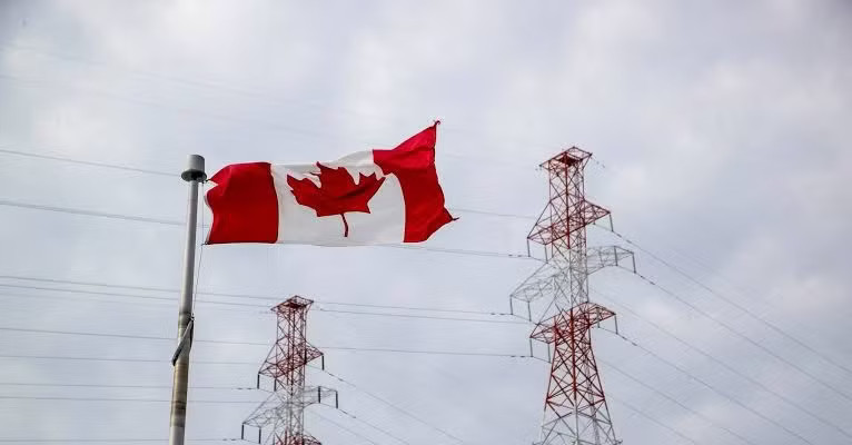 (Ảnh: Reuters) Bị áp lệnh trừng phạt, Canada dọa cắt dòng điện xuất khẩu sang Mỹ - Ảnh 1.