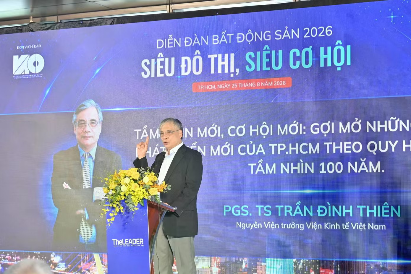 GS.TS Trần Đình Thiên phát biểu tại hội thảo. Giá căn hộ ở TPHCM giảm mạnh sau sáp nhập - Ảnh 1.