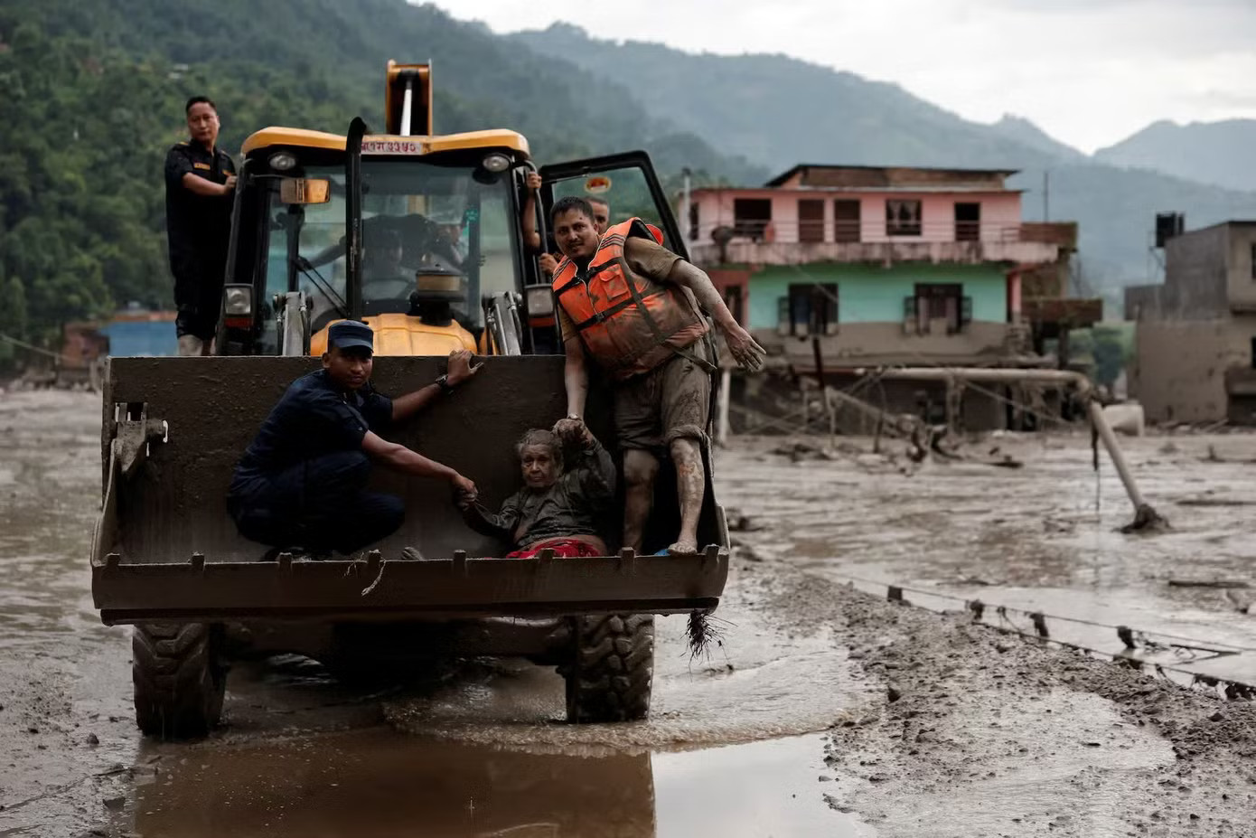 Nguyên nhân vụ lở đất, lũ quét kinh hoàng nhấn chìm cửa khẩu Nepal - Trung Quốc - Ảnh 5.