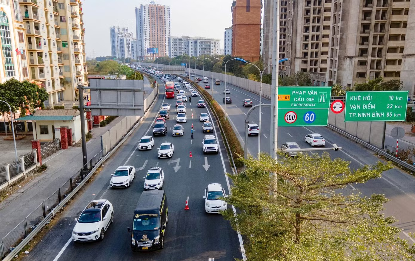 Xử phạt lỗi không giữ khoảng cách trên cao tốc: Đi cách bao nhiêu mét thì đúng luật? - Ảnh 1.