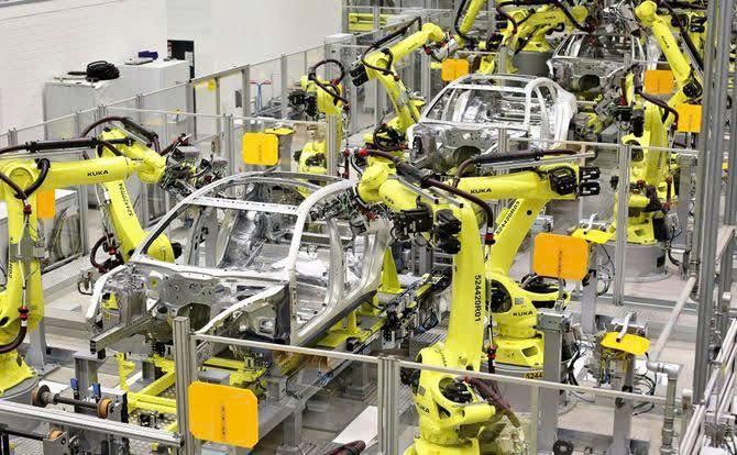 Robot hình người tràn vào các nhà máy sản xuất ô tô: Tesla, Hyundai, BMW đồng loạt tăng tốc, hàng triệu việc làm sẽ bị thay thế?