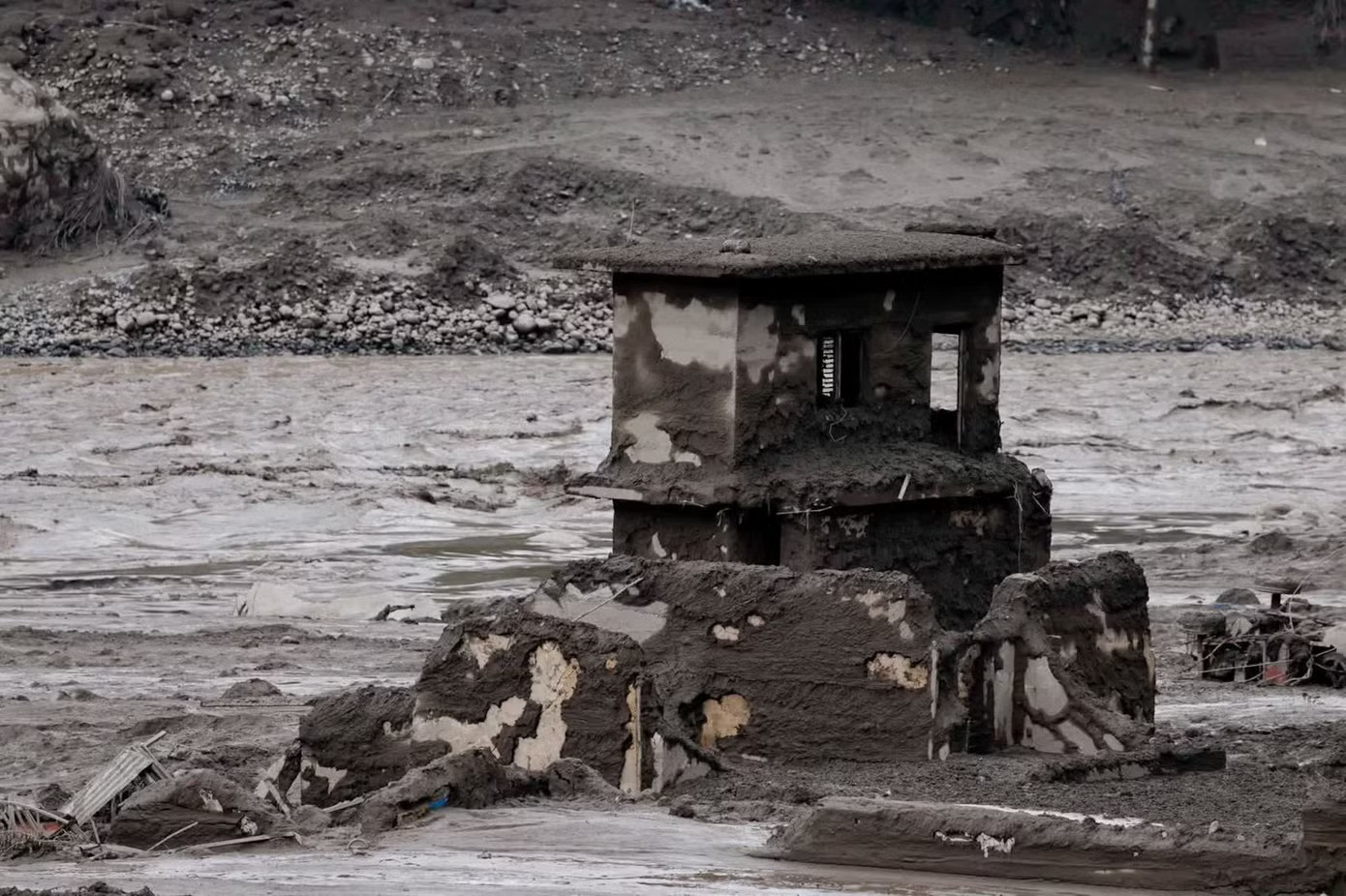 Nguyên nhân vụ lở đất, lũ quét kinh hoàng nhấn chìm cửa khẩu Nepal - Trung Quốc - Ảnh 2.