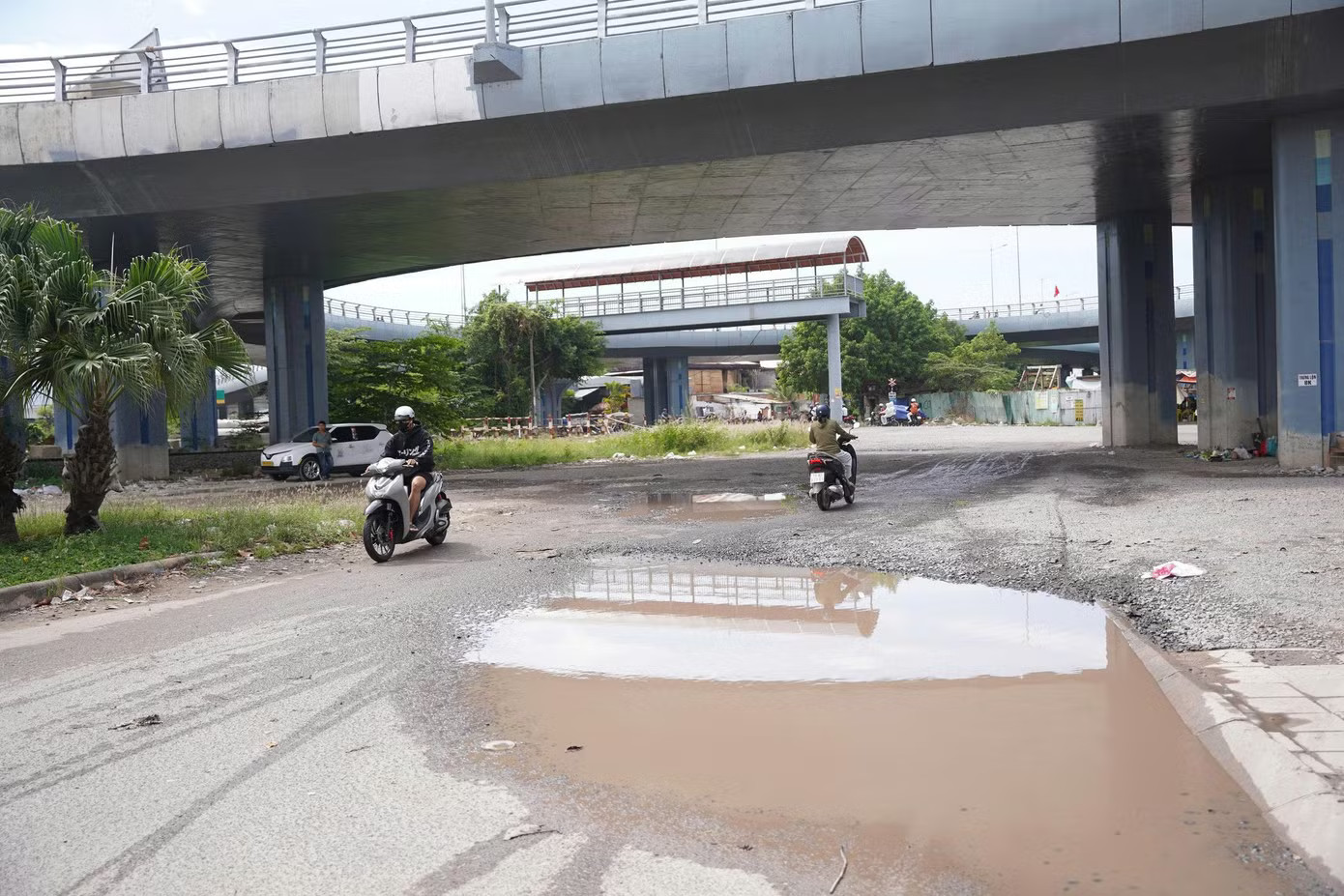 Mỗi khi có mưa, phía dưới chân nút giao lại bị ngập úng. Tập đoàn Phúc Sơn thi công dự án 'lụt' 10 năm ở Nha Trang - Ảnh 2.