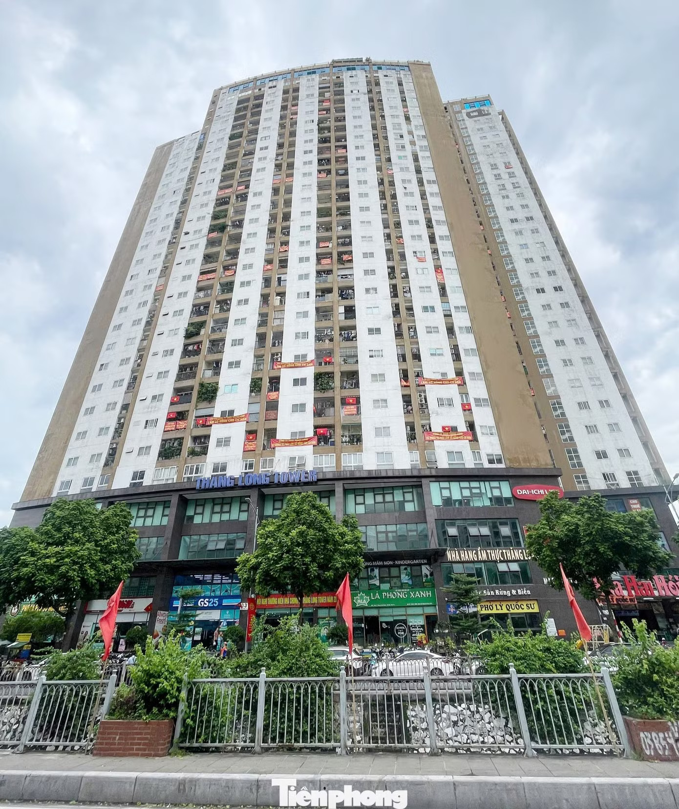Cư dân Thăng Long Tower (số 33 Mạc Thái Tổ, phường Yên Hòa) căng băng rôn đòi sổ hồng. Hà Nội tổng rà soát chung cư: Những 'điểm nóng treo' sổ hồng - Ảnh 1.