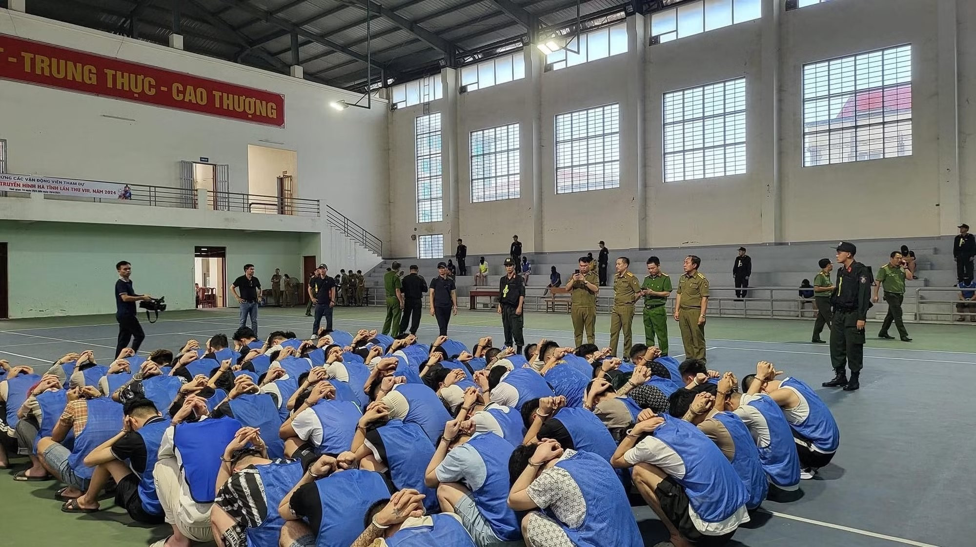 hoangthuylinh2.jpg