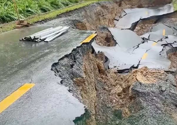 QL4B Lạng Sơn đi Quảng Ninh bị sụt lún, cắt đôi mặt đường trong những ngày mưa lũ vừa qua. Thông tuyến các trục quốc lộ qua Lạng Sơn, Cao Bằng bị chia cắt - Ảnh 2.