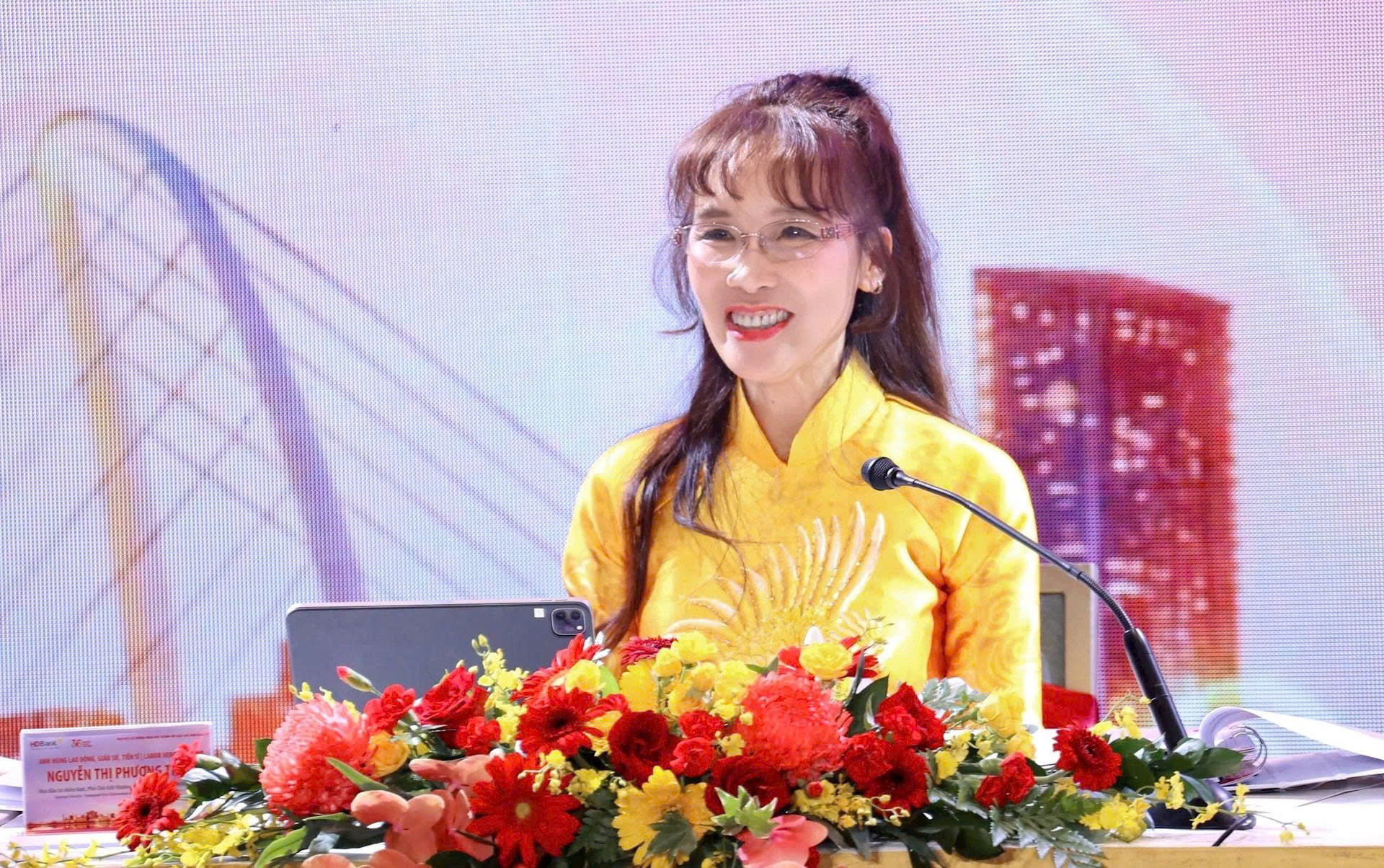 Ngân hàng của tỷ phú Nguyễn Thị Phương Thảo tặng 16 lượng vàng SJC cho khách hàng gửi tiết kiệm