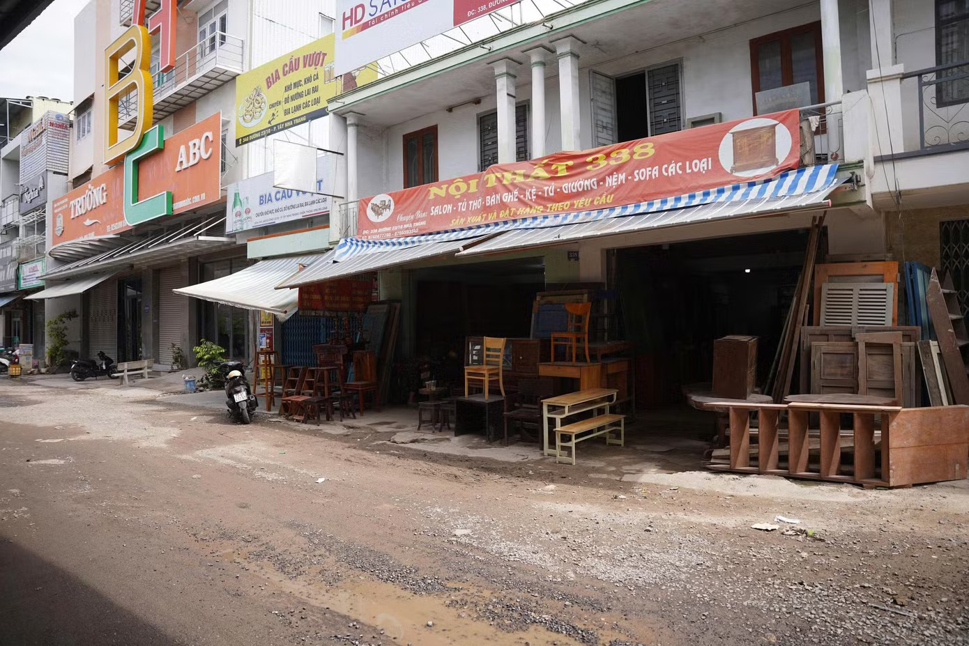 Người dân sinh sống bên dưới nút giao Ngọc Hội khổ sở vì bụi và ngập úng nhiều năm nay. Tập đoàn Phúc Sơn thi công dự án 'lụt' 10 năm ở Nha Trang - Ảnh 3.
