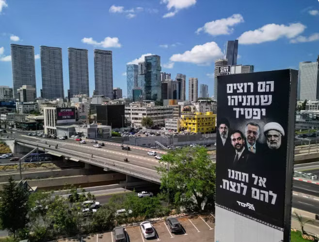 Tấm biển quảng cáo cỡ lớn trên đường cao tốc chính ở Tel Aviv. (Ảnh: Reuters) Thủ tướng Israel đưa Thổ Nhĩ Kỳ vào ‘tầm ngắm’ - Ảnh 1.