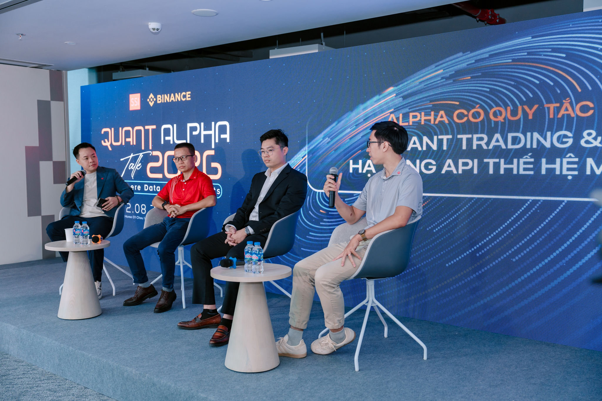 Ảnh 2. Các chuyên gia, diễn giả chia sẻ về Quant Trading