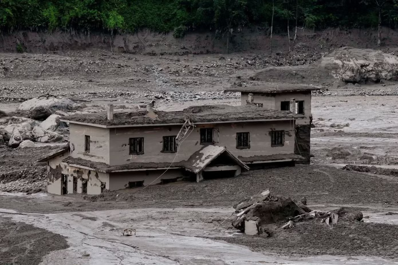 Nguyên nhân vụ lở đất, lũ quét kinh hoàng nhấn chìm cửa khẩu Nepal - Trung Quốc - Ảnh 1.