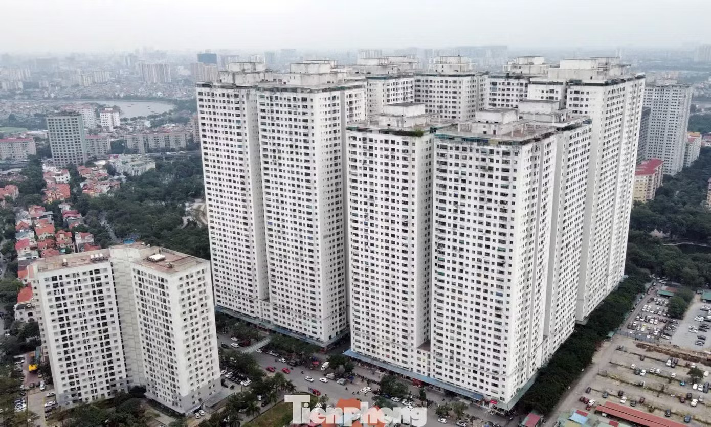 Hàng vạn cư dân mong Hà Nội có một lộ trình xử lý cụ thể để cấp sổ hồng, bảo vệ quyền lợi của người dân. Hà Nội tổng rà soát chung cư: Những 'điểm nóng treo' sổ hồng - Ảnh 2.
