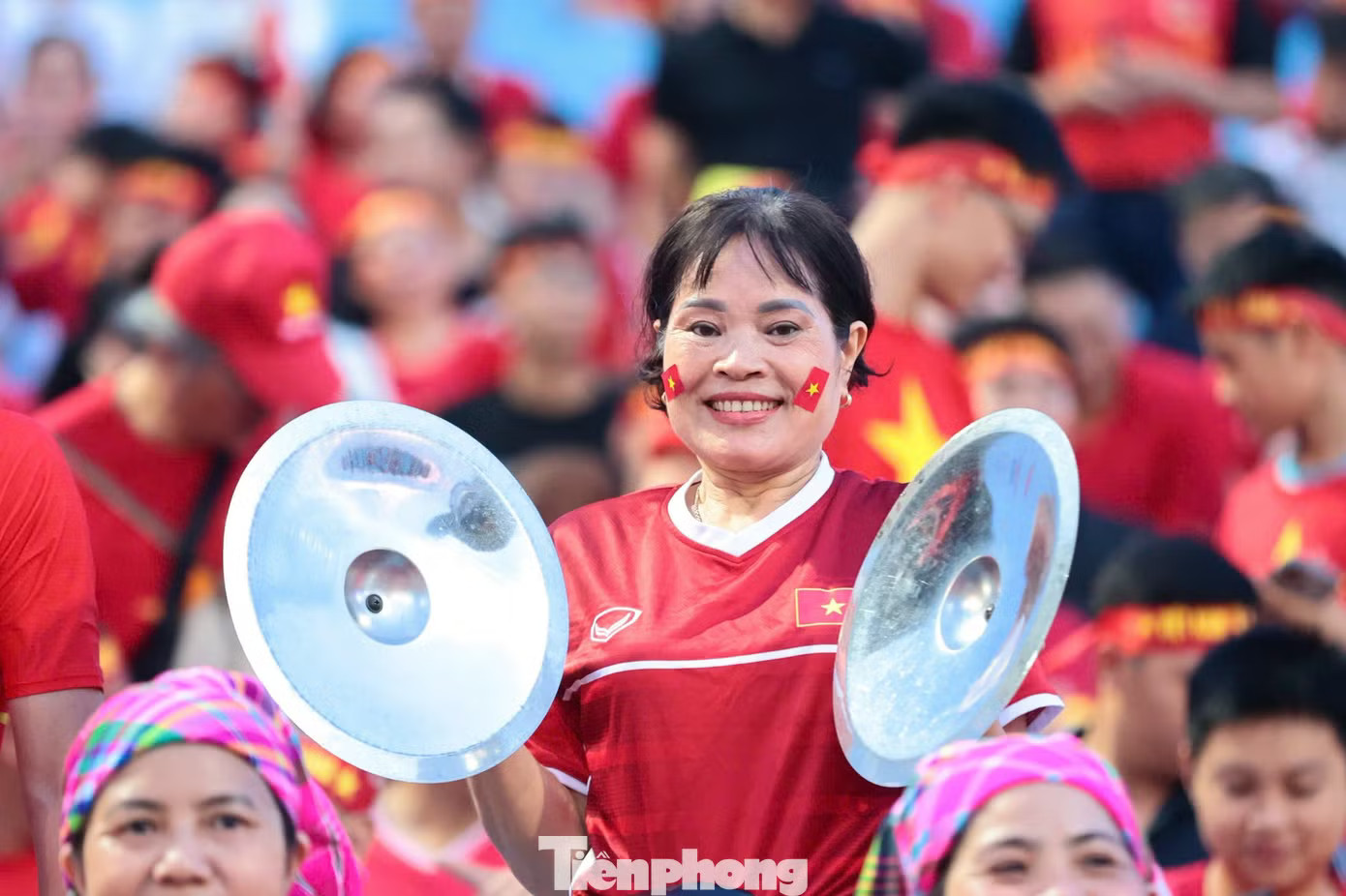 Không ít người mang theo trống, loa và đạo cụ tự chế để khuấy động khán đài. Các nhóm cổ động viên cũng tạo dấu ấn với những lá cờ caro, biểu tượng riêng và những màn hô vang kéo dài. Khoảnh khắc Mỹ Đình bùng nổ - Ảnh 7.