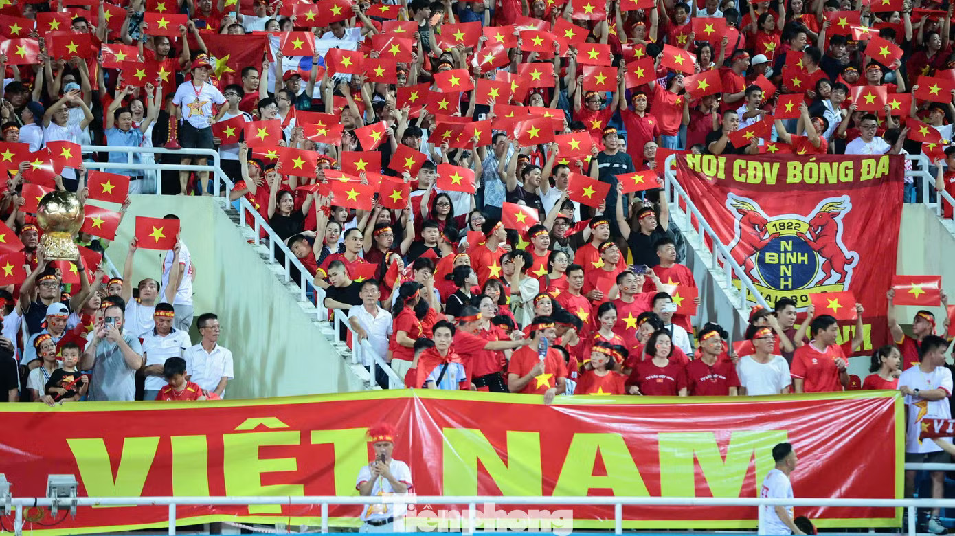 Hiệp hai nhanh chóng đẩy cảm xúc của người hâm mộ. Khi trọng tài cho Thái Lan hưởng quả phạt đền, cả sân Mỹ Đình như nín thở. Nhiều cổ động viên ôm đầu, bịt mặt, không dám nhìn xuống sân. Khoảnh khắc Mỹ Đình bùng nổ - Ảnh 9.