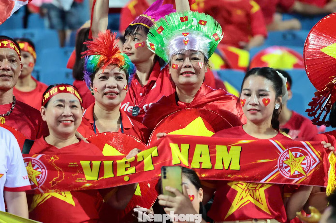 Hiệp một khép lại với tỷ số 0-1 nghiêng về Thái Lan. Hàng vạn cổ động viên vẫn ở lại với nhịp trống, tiếng hò reo và những lá cờ không ngừng tung bay . Khoảnh khắc Mỹ Đình bùng nổ - Ảnh 8.
