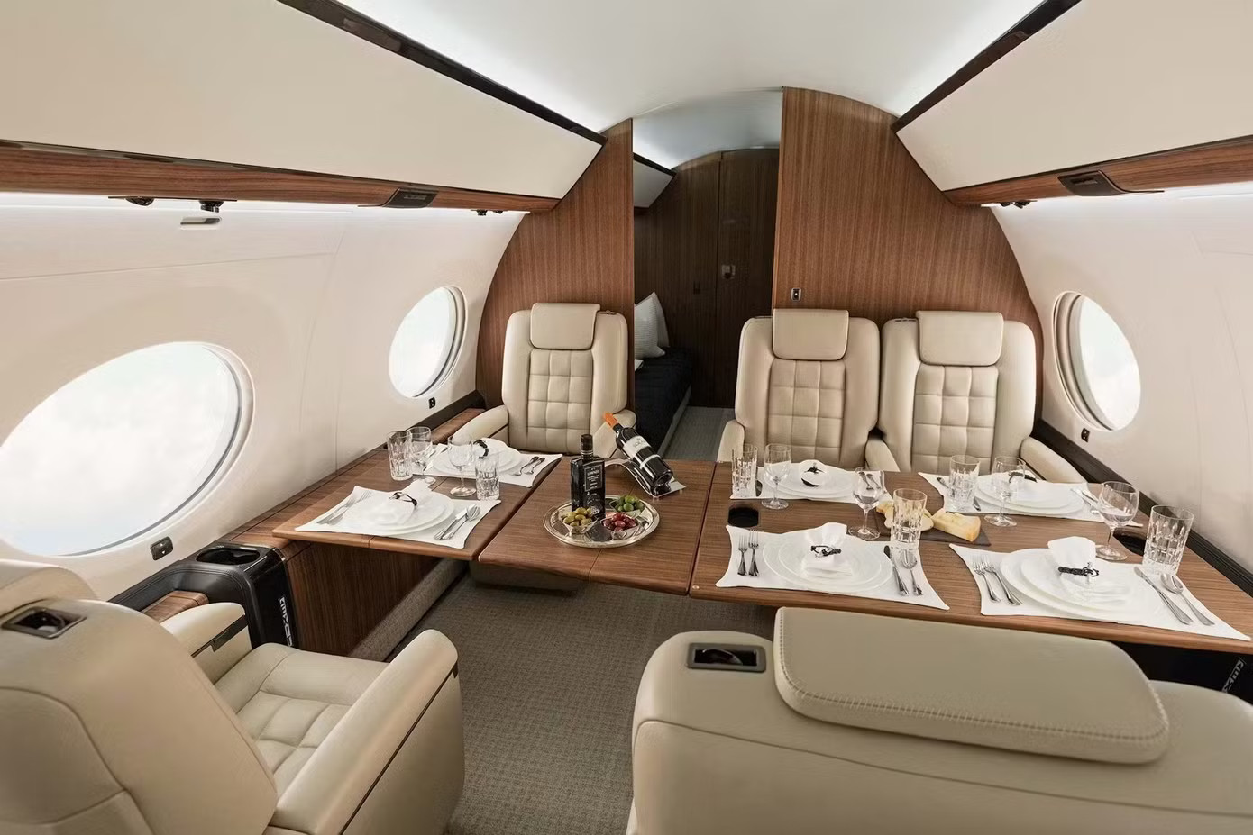 Cabin sang trọng của chiếc Gulfstream G650ER có bàn ăn, bàn làm việc và phòng ngủ cho 6 người. Chuyên cơ đưa Chủ tịch FIFA tới Hà Nội có thể là chiếc Gulfstream của giới siêu giàu - Ảnh 2.