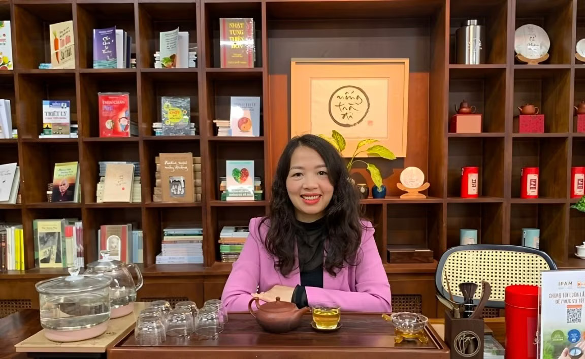 Chị Oanh Lê nhấn mạnh quản lý tài chính cá nhân là giúp mọi người xây dựng một mối quan hệ bình an giữa bản thân và tiền bạc. Kiếm 30-40 triệu đồng nhưng cuối tháng vẫn bất an vì 'rỗng túi' - Ảnh 2.