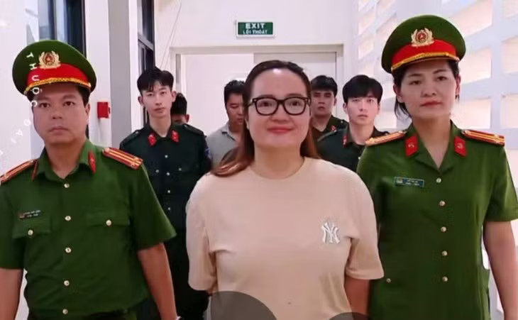 Hoàng Hường thời điểm bị bắt tạm giam. (Ảnh VTV) Bán hàng livestream: Những khoảng trống né thuế, quảng cáo sai sự thật từng bước bị chặn - Ảnh 7.