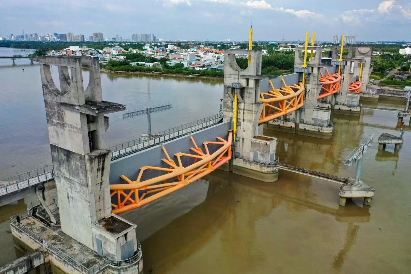 Một cống ngăn triều thuộc dự án chống ngập 10.000 tỷ đồng tại TPHCM. Ảnh: Hữu Huy. TPHCM dùng 2 khu đất vàng thanh toán cho dự án chống ngập 10.000 tỷ - Ảnh 1.