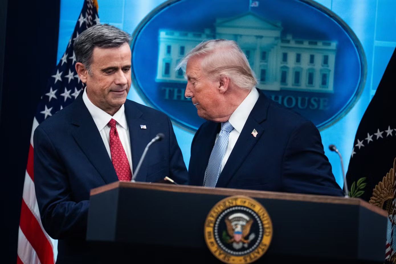 Tổng thống Mỹ Donald Trump và Giám đốc CIA John Ratcliffe. (Ảnh: Getty Images) Động thái đáng chú ý của Giám đốc CIA sau chuyến thăm Nga - Ảnh 1.