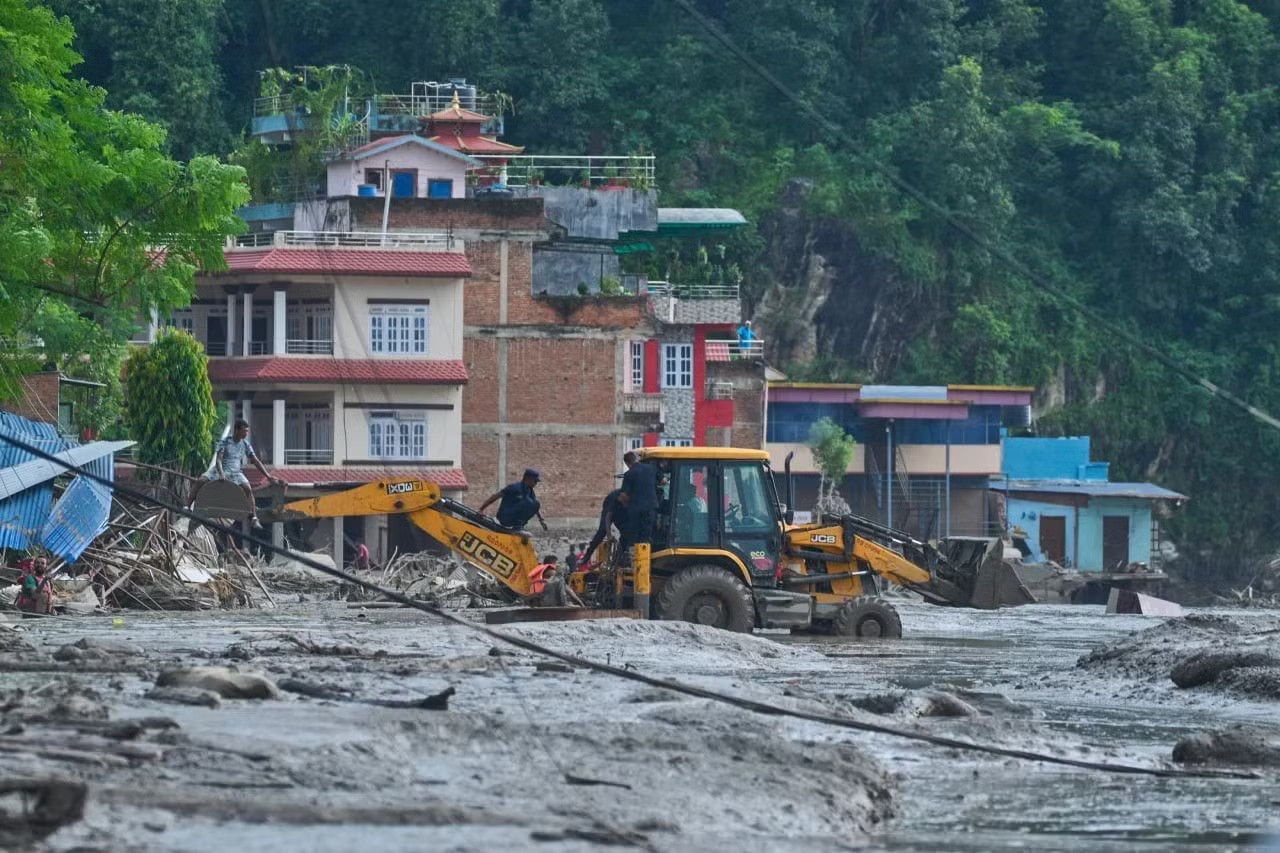 Cảnh tan hoang sau trận lũ quét kinh hoàng ở biên giới Nepal - Trung Quốc - Ảnh 6.