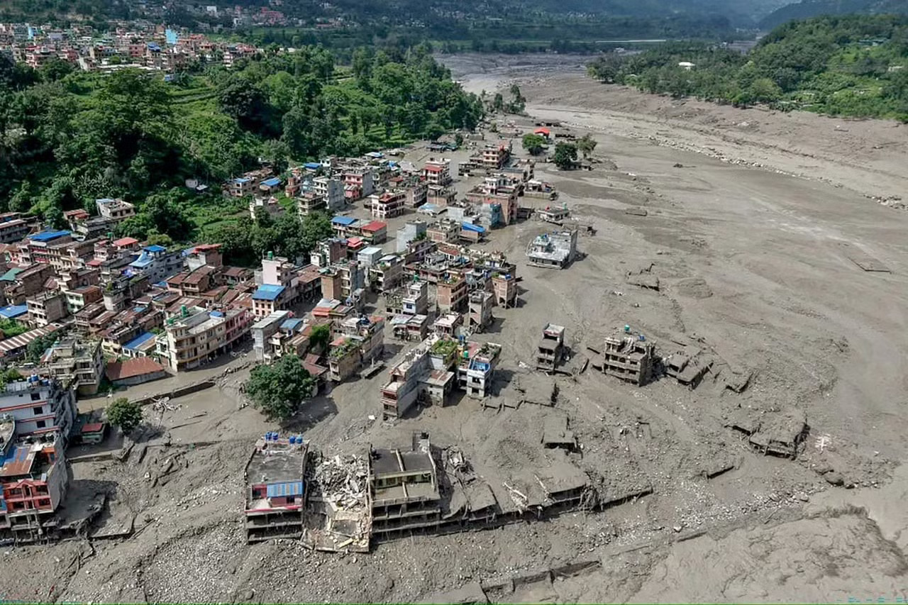 Cảnh tan hoang sau trận lũ quét kinh hoàng ở biên giới Nepal - Trung Quốc - Ảnh 2.