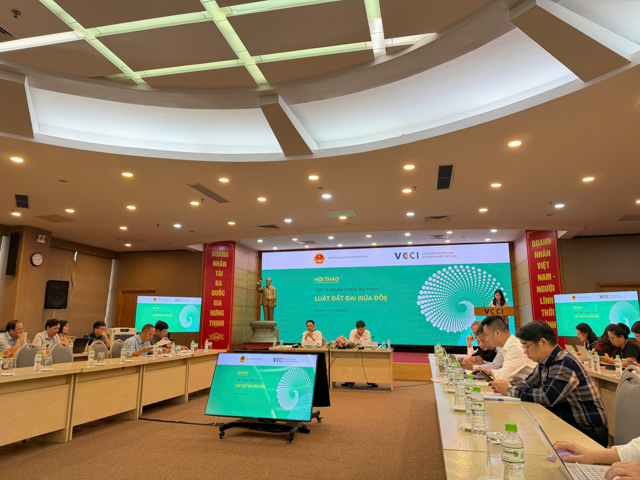 hoi-thao-sau-doi-luat-dat-dai.jpg