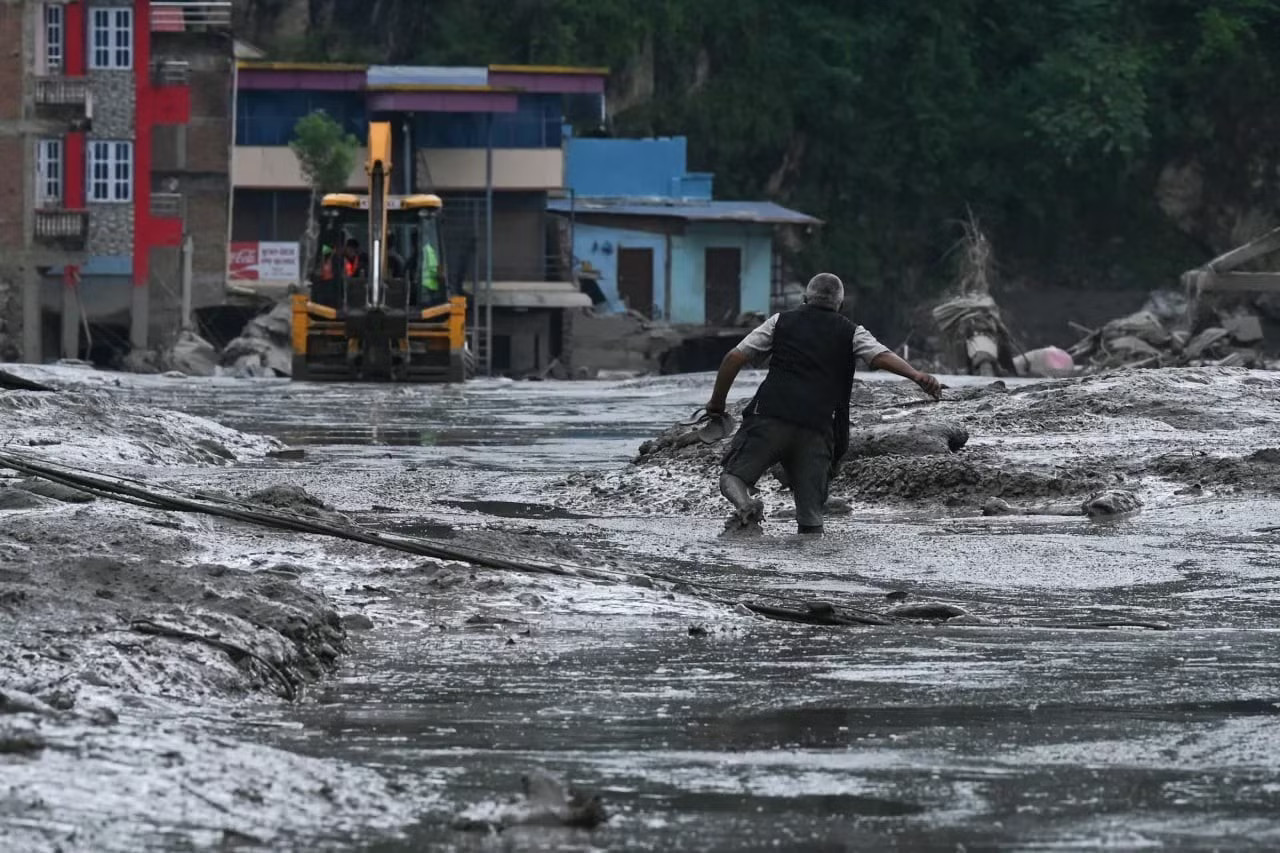 Cảnh tan hoang sau trận lũ quét kinh hoàng ở biên giới Nepal - Trung Quốc - Ảnh 10.