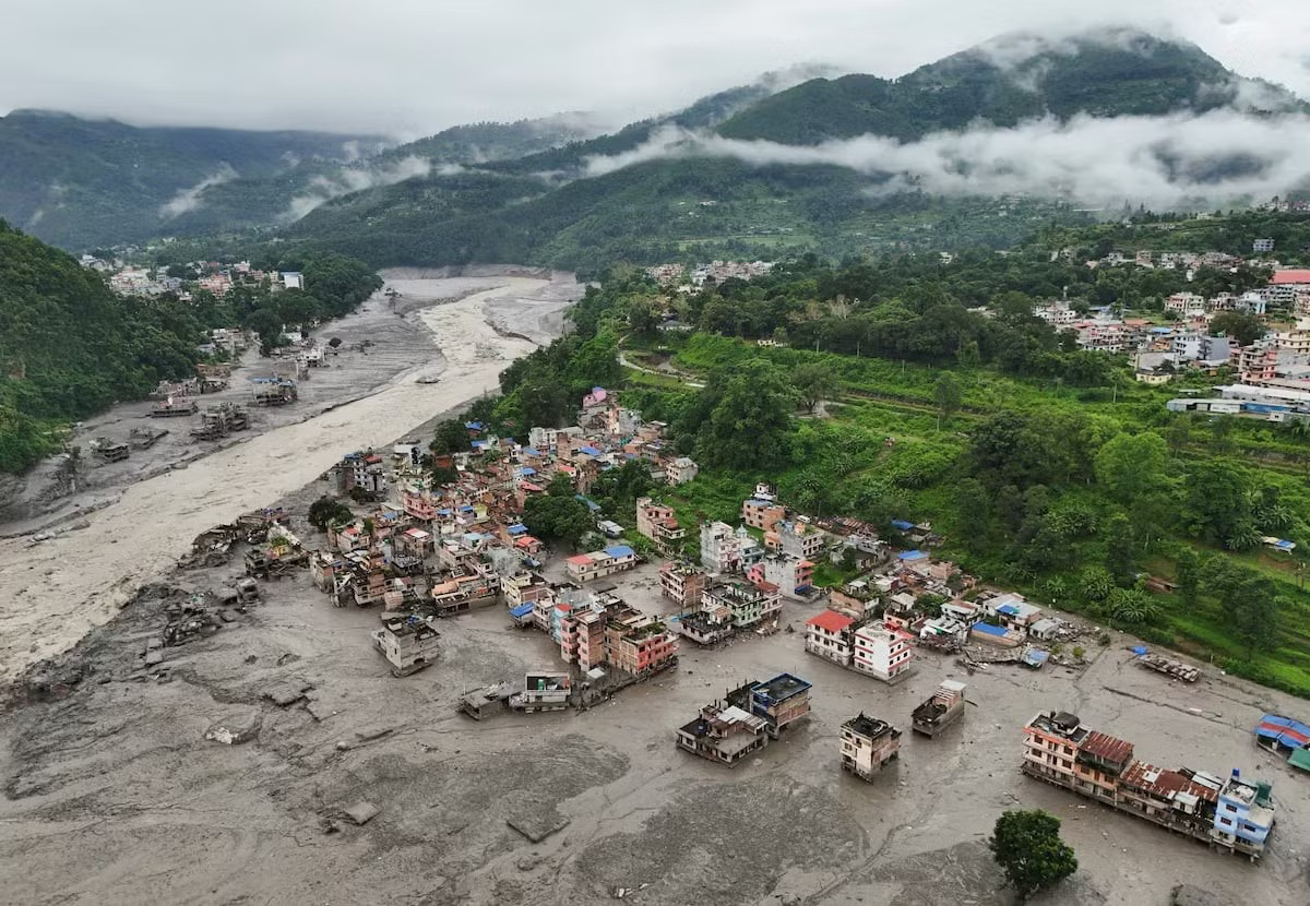 Cảnh tan hoang sau trận lũ quét kinh hoàng ở biên giới Nepal - Trung Quốc - Ảnh 3.