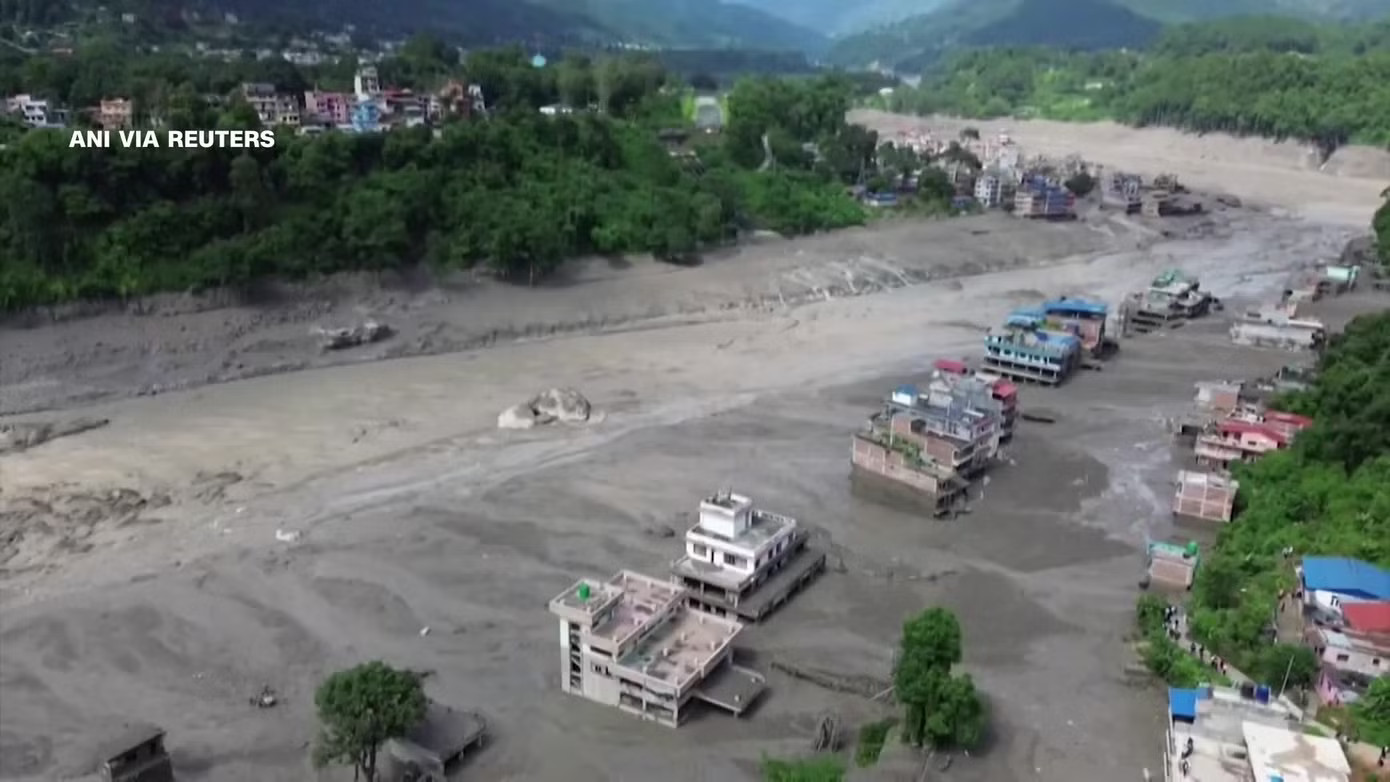 Cảnh tan hoang sau trận lũ quét kinh hoàng ở biên giới Nepal - Trung Quốc - Ảnh 5.