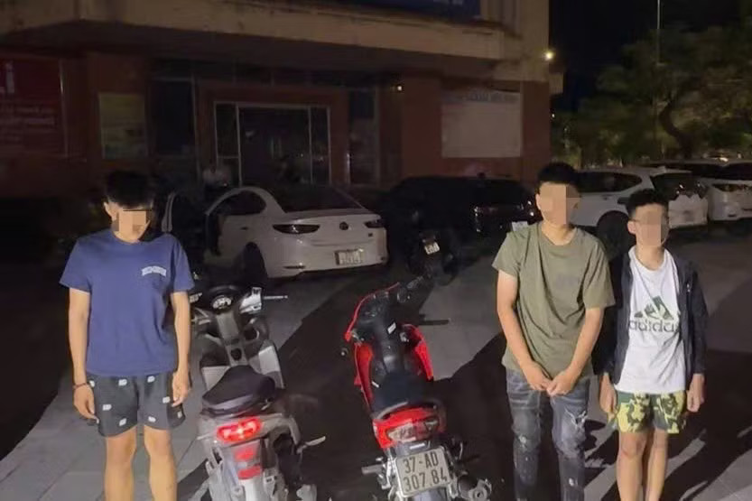 ‘Đi bão’ sau trận bóng Việt Nam thắng Thái Lan, 60 trường hợp bị xử lý - Ảnh 1.