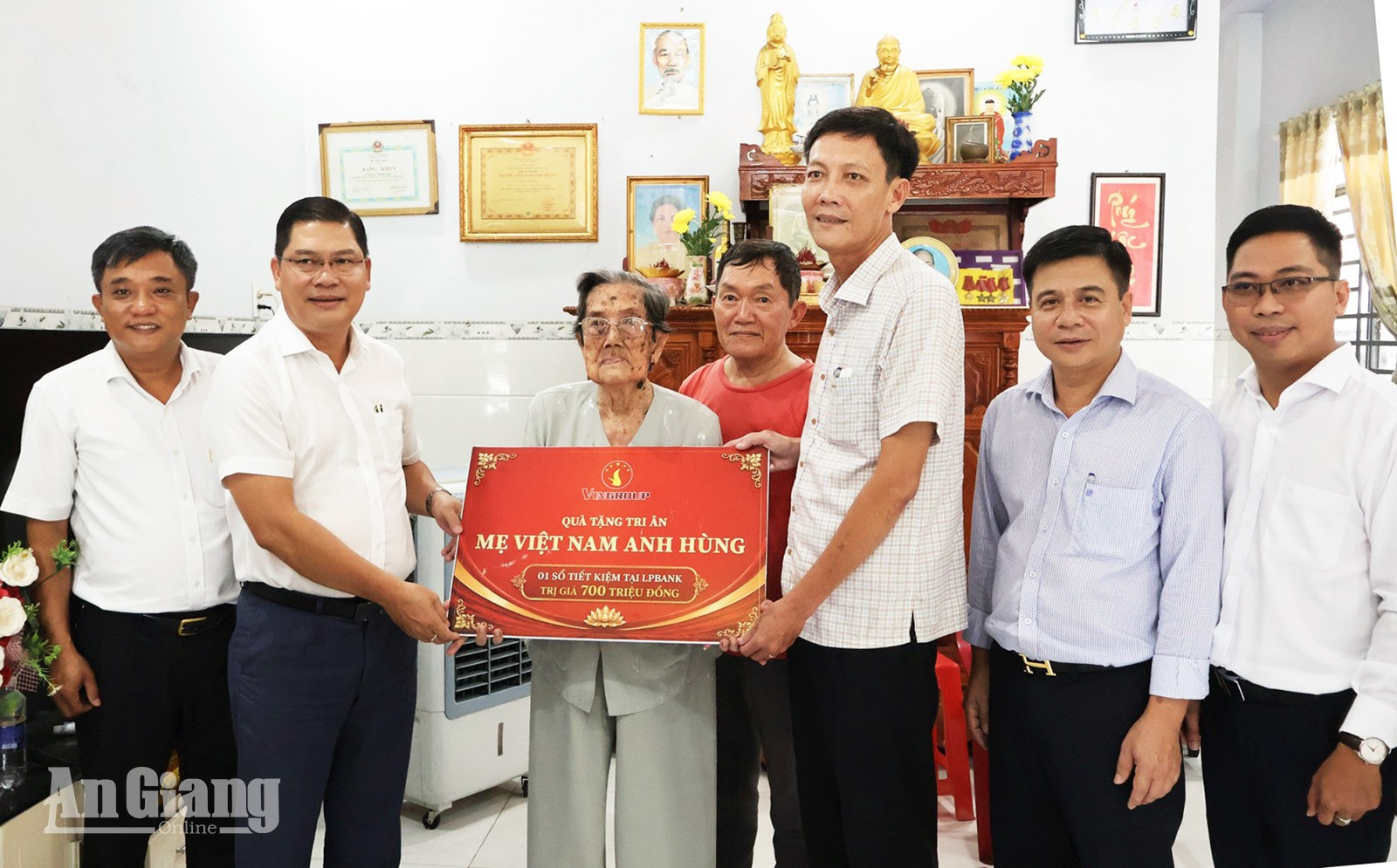 Tỷ phú Phạm Nhật Vượng tặng 2 Mẹ Việt Nam Anh hùng sổ tiết kiệm LPBank với tổng giá trị 1,4 tỷ đồng