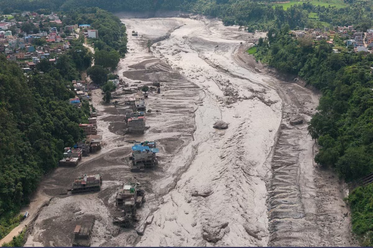 Hình ảnh từ máy bay không người lái cho thấy bùn phủ kín các công trình tại Trishuli, huyện Nuwakot, Nepal. Cảnh tan hoang sau trận lũ quét kinh hoàng ở biên giới Nepal - Trung Quốc - Ảnh 1.