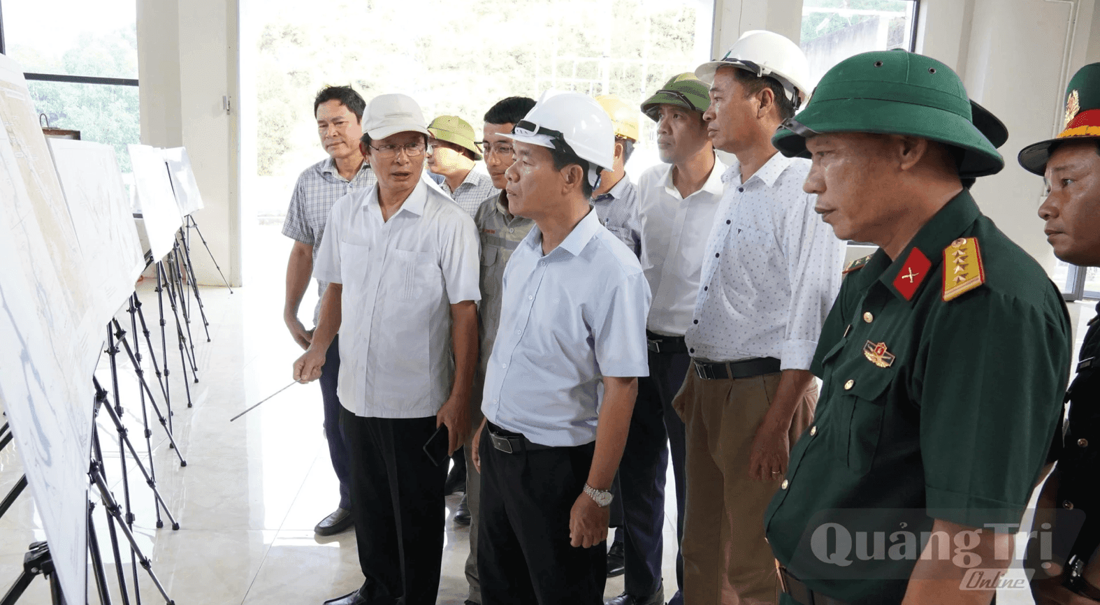 Đồng chí Nguyễn Văn Phương, Bí thư Tỉnh ủy nghe báo cáo tổng quan về dự án. Ảnh: Q.V