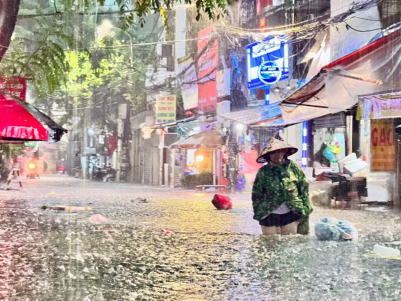 Hà Nội xuất hiện 8 điểm úng ngập sau trận mưa diện rộng tối 27/8 - Ảnh 2.