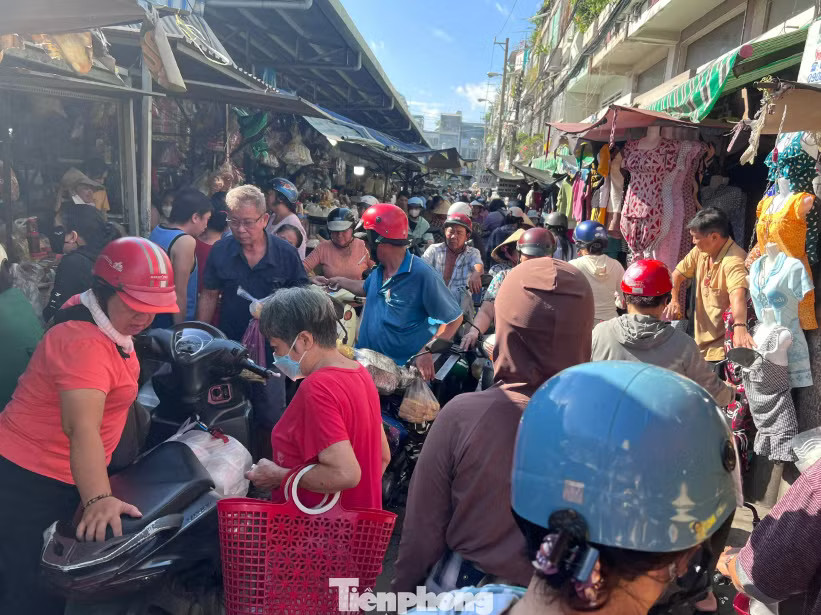 Giờ cao điểm chợ đông nghịt khách. Thị trường rằm tháng Bảy: Đồ chay làm sẵn đắt như tôm tươi - Ảnh 1.