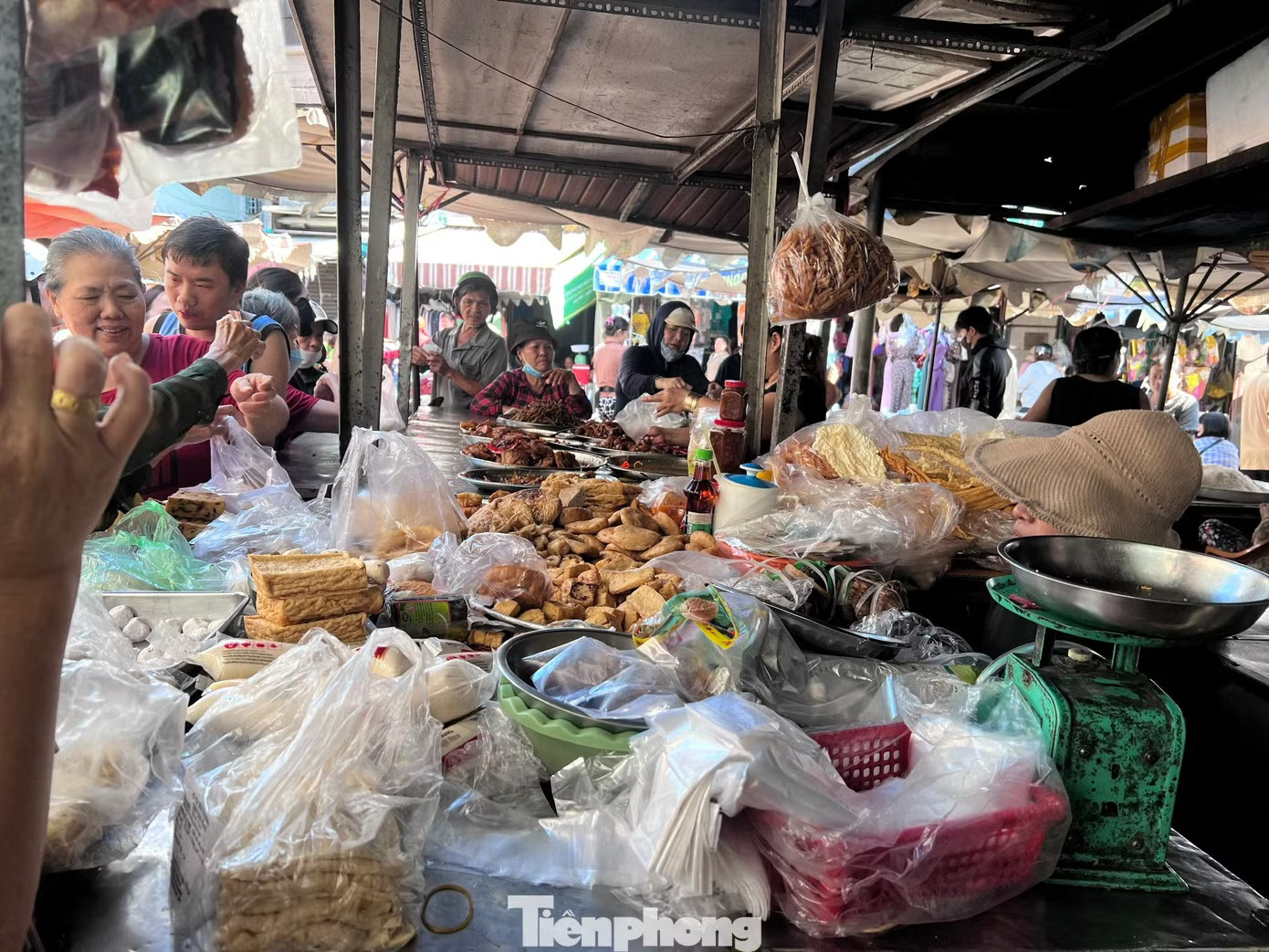 Thị trường rằm tháng Bảy: Đồ chay làm sẵn đắt như tôm tươi - Ảnh 2.